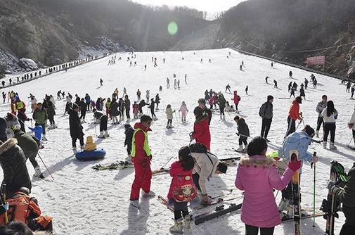 2017-2018冰雪季，我國冰雪旅游人數(shù)達到1.97億人次，冰雪旅游收入約3300億元