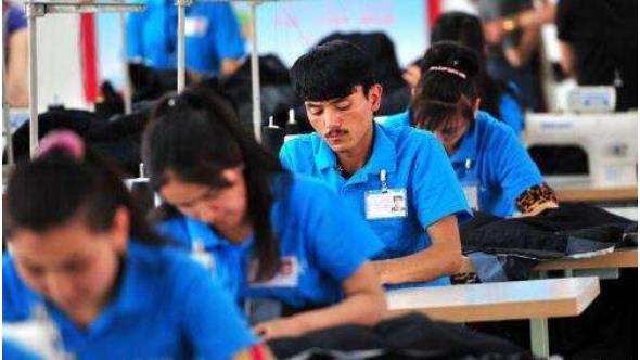 2018年，新疆促進(jìn)47.58萬(wàn)城鎮(zhèn)人口實(shí)現(xiàn)就業(yè)，城鎮(zhèn)登記失業(yè)率控制在3.3%???