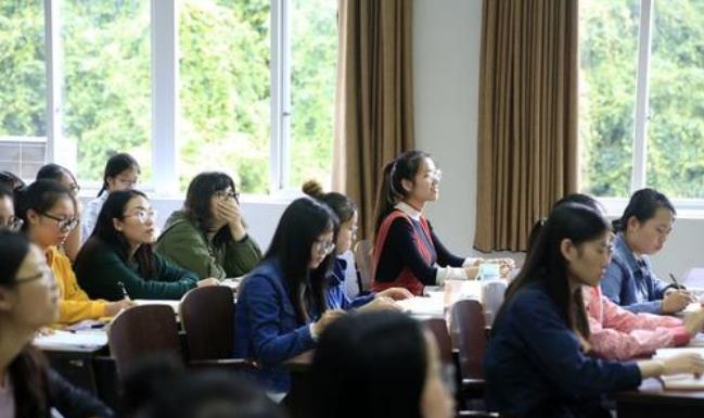 2018年全國(guó)共有普通高等學(xué)校2663所，各種形式的高等教育在學(xué)總規(guī)模為3833萬人